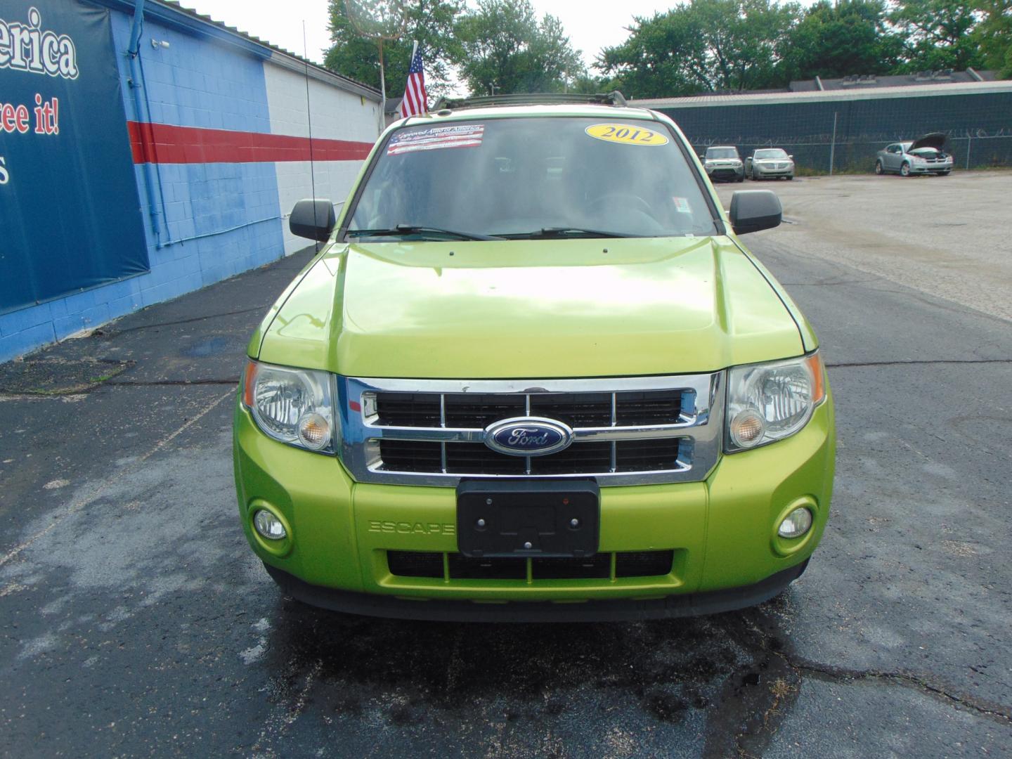 2012 Green Ford Escape (1FMCU0D77CK) with an 4-Cyl 2.5 Liter engine, Automatic, 6-Spd transmission, located at 2105 Dixie Hwy, Louisville, KY, 40210, (502) 772-3333, 38.220932, -85.795441 - Photo#2